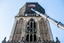 910523 Afbeelding van het verwijderen van de wijzers en wijzerplaten van de Domtoren (Domplein) te Utrecht, tijdens de ...